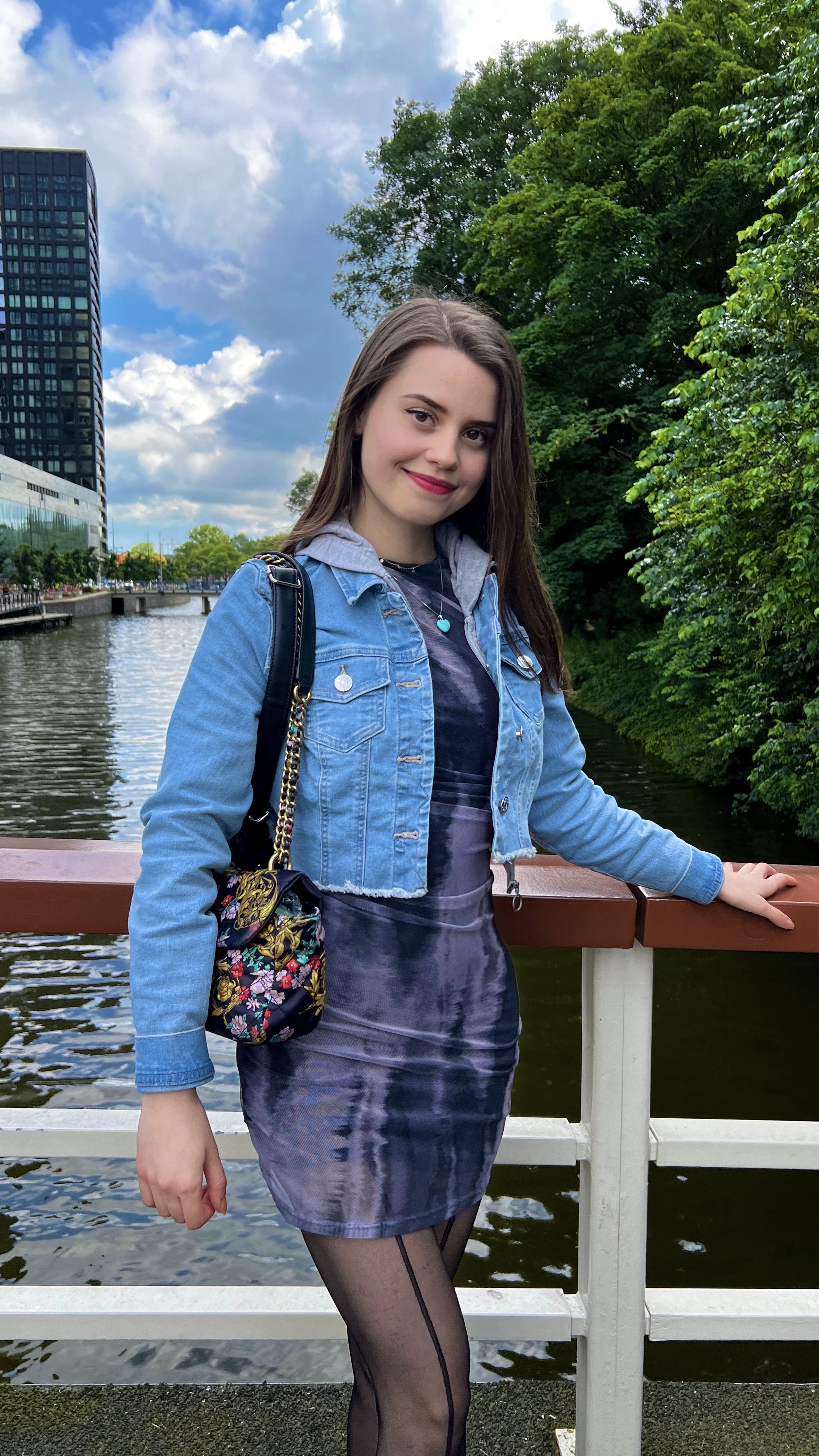 Jamie Young im Porträt mit einer Jeansjacke